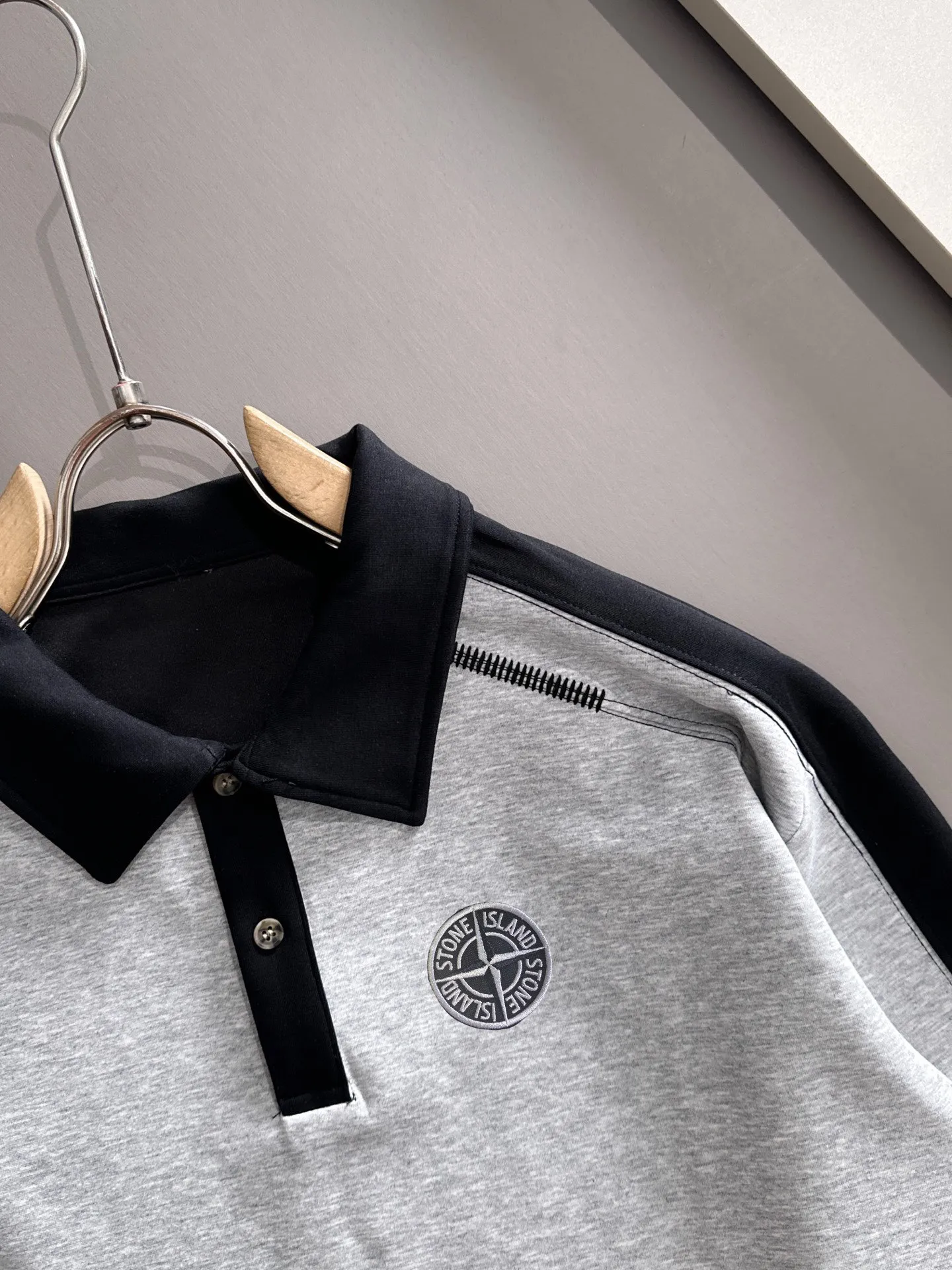 P360 Stone Island is the exclusive first release of 25ss autumn and winter new lapel sweatshirt long-sleeved men and women. Many celebrities share the same style. Craftsmanship that ordinary small workshops cannot copy. We are not afraid of any challenges in terms of materials, detail restoration and craftsmanship, just to provide you with wonderful products. Compare the top original versions at will. No expense is spared just to make it better. Unique imported fabric feel. Purely imported German machine production. Precision operation. Thousands of needles density. Full set of new accessories with three standards for simultaneous customization. The upper body is versatile and fashionable. A perfect choice for autumn and winter, a must-have item. Size chart: m-4XL (please state your height and weight when placing an order)